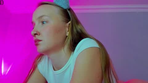 Snapshot of silky_huzelnut chatting on October 17, 8:40 am Mila online show from October 17, 8:40 am