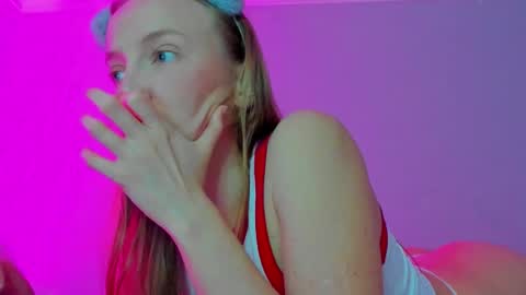 Snapshot of silky_huzelnut chatting on October 15, 8:26 am Mila online show from October 15, 8:26 am