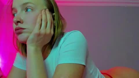 Snapshot of silky_huzelnut chatting on October 14, 7:00 am Mila online show from October 14, 7:00 am