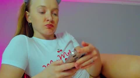 Snapshot of silky_huzelnut chatting on September 25, 9:22 pm Mila online show from September 25, 9:22 pm