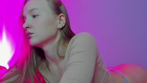 Snapshot of silky_huzelnut chatting on October 4, 9:40 am Mila online show from October 4, 9:40 am