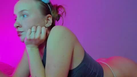 Snapshot of silky_huzelnut chatting on October 10, 9:19 pm Mila online show from October 10, 9:19 pm