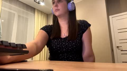 Snapshot of simapickford chatting on September 30, 10:15 am Rose online show from September 30, 10:15 am
