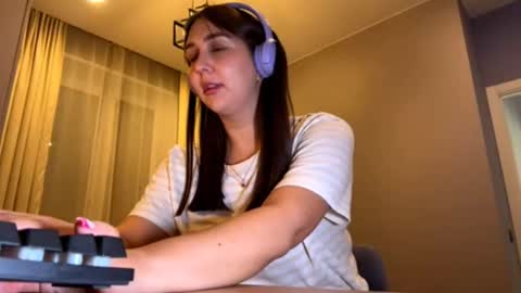 Snapshot of simapickford chatting on October 6, 11:17 am Rose online show from October 6, 11:17 am