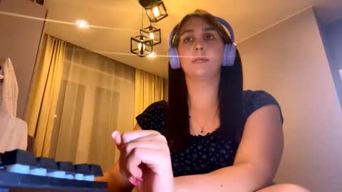 Snapshot of simapickford chatting on October 10, 10:10 am Rose online show from October 10, 10:10 am