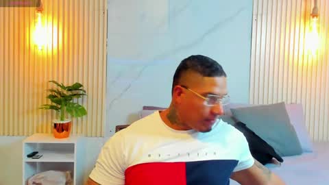 Snapshot of simeone_panda chatting on February 17, 1:11 pm simeone_panda online show from February 17, 1:11 pm