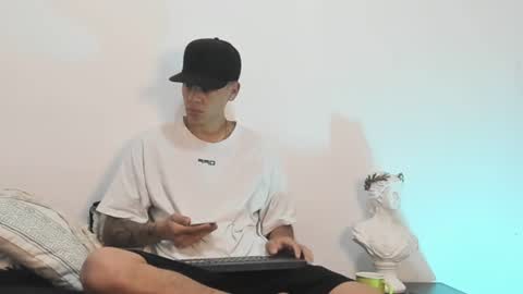 Snapshot of simon_alvarez01 chatting on February 25, 11:43 am Simon Independent Model online show from February 25, 11:43 am