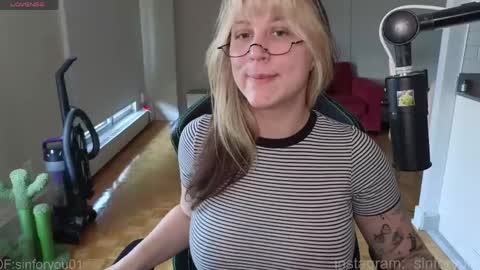 wwoooooooooooof online show from April 22, 9:44 pm