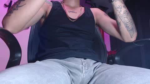 Snapshot of skateboy444 chatting on January 25, 12:38 am king online show from January 25, 12:38 am
