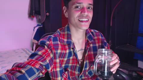 Snapshot of skateboy444 chatting on January 15, 2:06 am king online show from January 15, 2:06 am