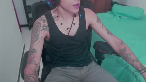 Snapshot of skateboy444 chatting on October 19, 6:07 am king online show from October 19, 6:07 am