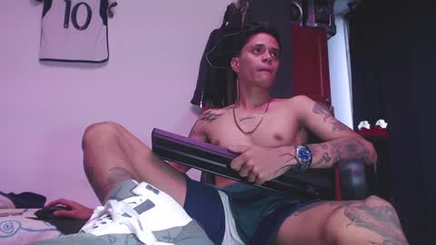 Snapshot of skateboy444 chatting on January 9, 10:41 pm king online show from January 9, 10:41 pm