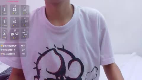 Snapshot of skinnyneighbour_ chatting on October 18, 3:33 am Karla online show from October 18, 3:33 am