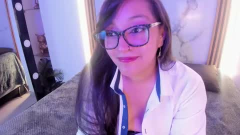 skye_bluee_ online show from October 3, 4:21 am