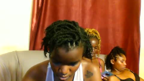 Snapshot of sleek_ass chatting on March 2, 5:47 pm sleek_ass online show from March 2, 5:47 pm