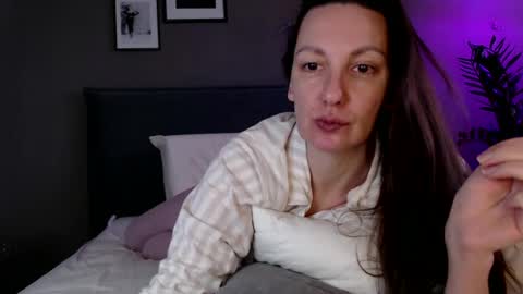 Snapshot of smalltittsbigsoul chatting on February 10, 6:20 am Anna no bbbbybybbabebyy just Anna. And dont call me mom please. online show from February 10, 6:20 am
