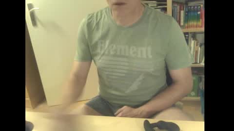Snapshot of sneaxfreund chatting on March 2, 10:27 pm sneaxfreund online show from March 2, 10:27 pm