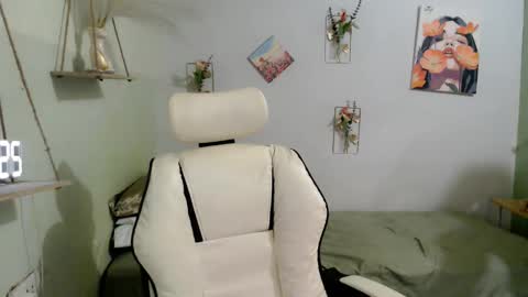 snow_2000 online show from October 13, 12:01 am