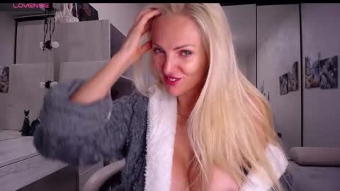 Snapshot of so_sexy_monna chatting on October 14, 5:05 pm Monna online show from October 14, 5:05 pm
