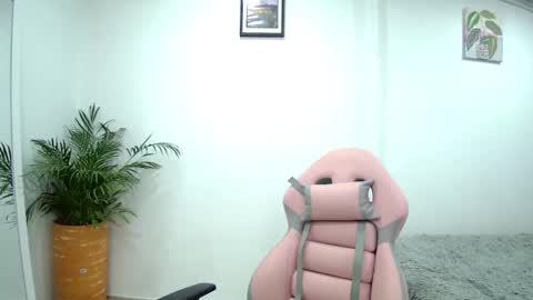 Snapshot of soffi_rousel_ chatting on February 16, 11:37 pm soffi_rousel_ online show from February 16, 11:37 pm