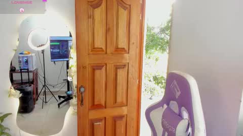Snapshot of sofia_gold_ chatting on October 12, 8:43 pm sofia online show from October 12, 8:43 pm