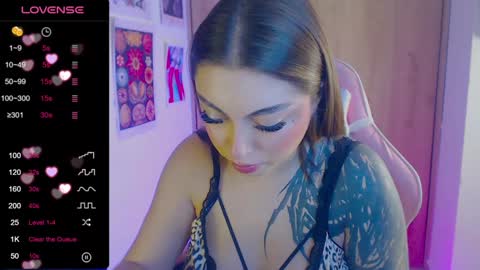Snapshot of sofiacarti_ chatting on December 19, 1:07 am online show from December 19, 1:07 am