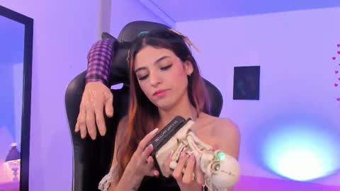 Snapshot of sofiarouge_ chatting on October 1, 8:41 pm Sofia Help me reach 5K followers online show from October 1, 8:41 pm
