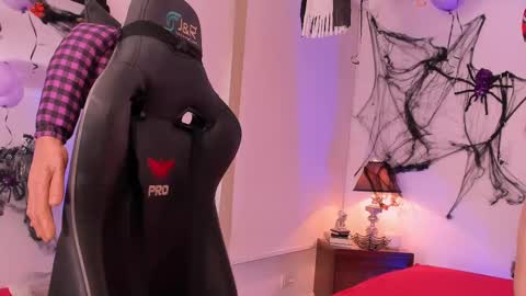 Snapshot of sofiarouge_ chatting on October 17, 8:46 pm Sofia Help me reach 5K followers online show from October 17, 8:46 pm