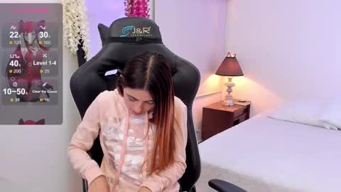 Snapshot of sofiarouge_ chatting on March 6, 8:16 pm Sofia Help me reach 5K followers online show from March 6, 8:16 pm