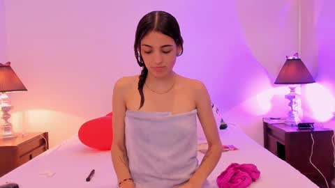 Snapshot of sofiarouge_ chatting on February 14, 8:26 pm Sofia Help me reach 5K followers online show from February 14, 8:26 pm