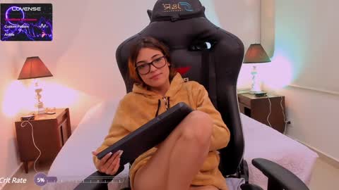 Snapshot of sofiarouge_ chatting on January 31, 12:50 am Sofia Help me reach 5K followers online show from January 31, 12:50 am