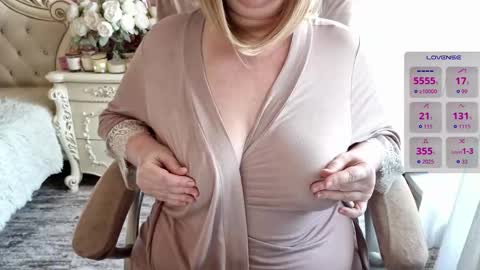 Snapshot of soft_body chatting on September 11, 1:34 pm Hi Im Sofia online show from September 11, 1:34 pm