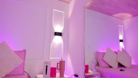   online show from April 14, 8:06 am