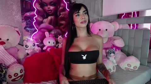 instagram    evalunavelez1. online show from September 19, 6:11 pm