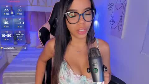 Snapshot of sophiaahill chatting on September 15, 8:43 pm Sophie Hill online show from September 15, 8:43 pm
