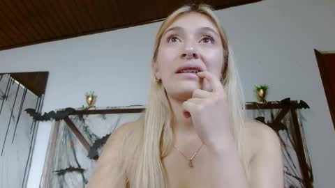 Snapshot of sophiaalee chatting on October 25, 12:00 am SophiaLee online show from October 25, 12:00 am