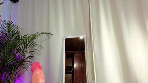 Snapshot of sophie_bunny1 chatting on October 1, 4:44 am Sophie online show from October 1, 4:44 am