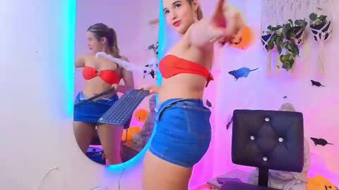Snapshot of sophie_janner chatting on October 7, 2:07 am SOPHIE JANNER online show from October 7, 2:07 am