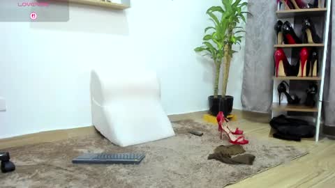 sophiebaker__ online show from April 7, 4:47 am