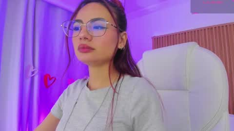 Snapshot of sophiecherry_ chatting on March 11, 6:19 am Sophie IG sophiecherry es online show from March 11, 6:19 am
