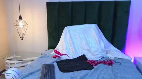 Sophie Johns online show from December 5, 7:33 pm