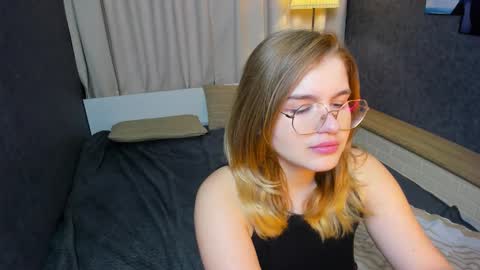 Snapshot of sophiemure chatting on October 20, 12:32 pm Sophie online show from October 20, 12:32 pm