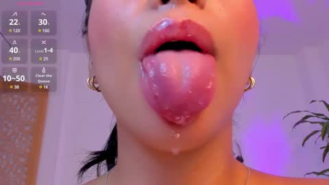 Snapshot of sophierooy chatting on March 6, 1:24 pm sophierooy online show from March 6, 1:24 pm