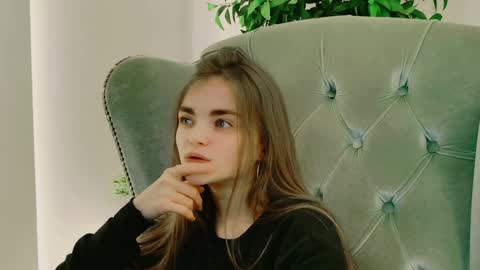 Snapshot of sophiesuvi chatting on December 1, 4:32 pm Sophie and my bestie Mandy online show from December 1, 4:32 pm