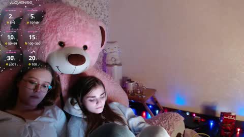 Snapshot of sophiesuvi chatting on October 19, 5:39 pm Sophie and my bestie Mandy online show from October 19, 5:39 pm