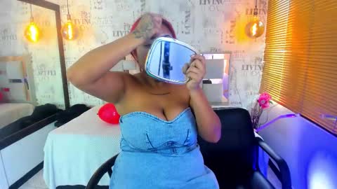 Snapshot of sophiia_13 chatting on October 20, 12:43 pm Sofi online show from October 20, 12:43 pm