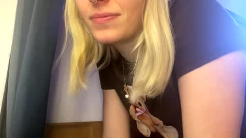 Snapshot of spacegirl42o chatting on December 28, 3:37 pm Spacegirl online show from December 28, 3:37 pm