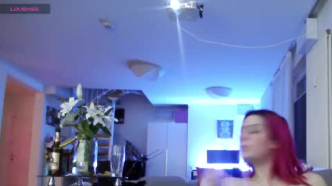 Snapshot of spacegirl42o chatting on February 6, 10:32 pm Spacegirl online show from February 6, 10:32 pm