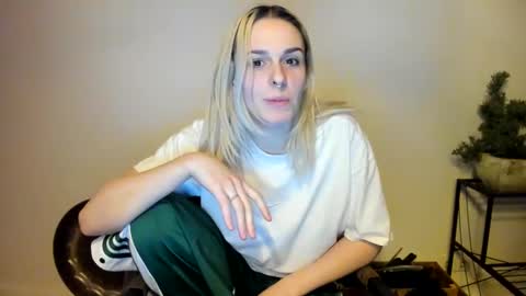 Snapshot of spacegirl42o chatting on January 8, 9:01 pm Spacegirl online show from January 8, 9:01 pm