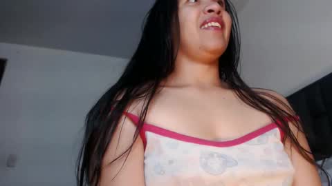 Snapshot of squirt_milk_ chatting on February 18, 2:27 am Carolainss online show from February 18, 2:27 am